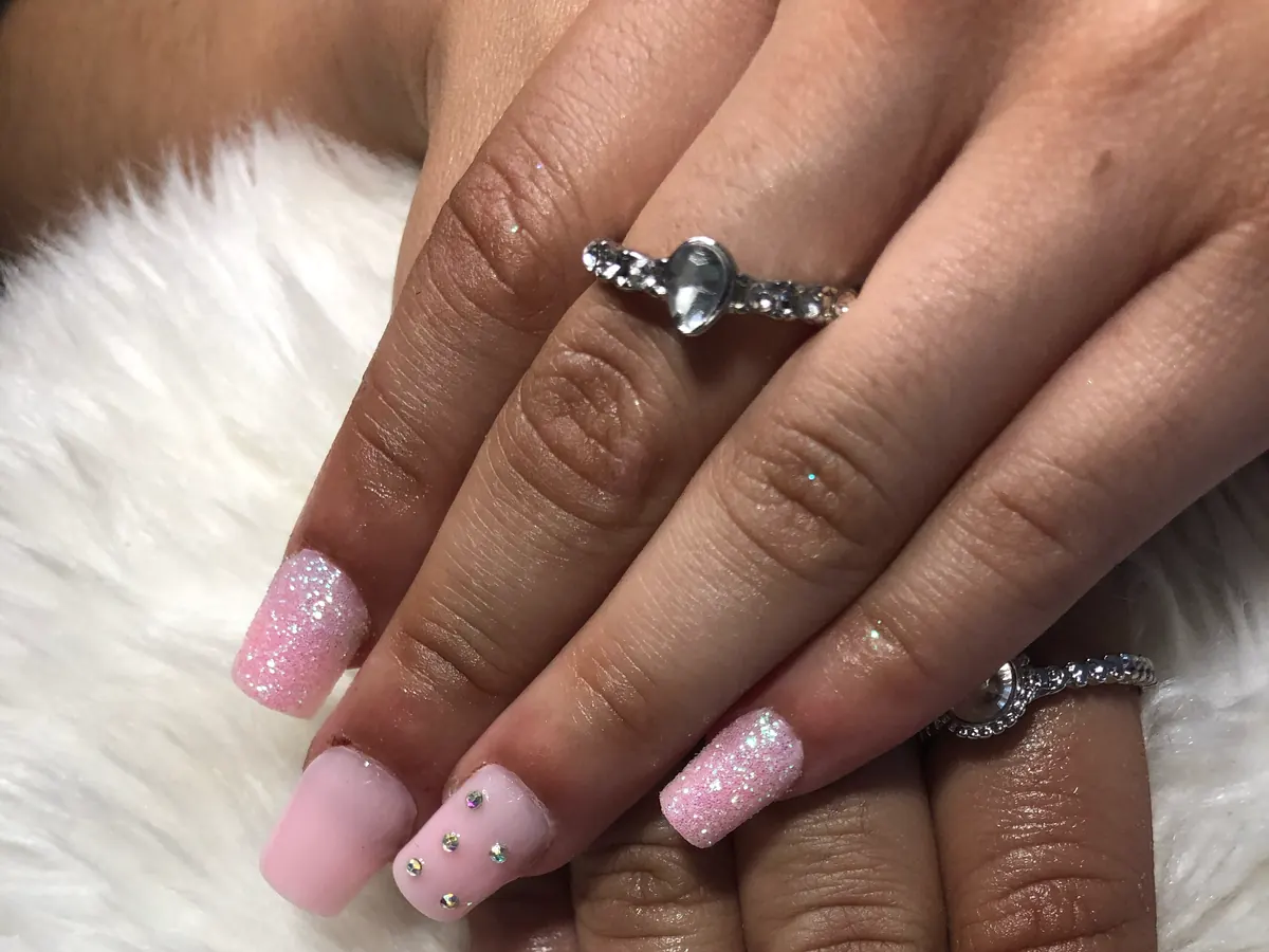 Pose longue de forme carrée, rose pâle, dégradé pailleté et strass sur deux doigts