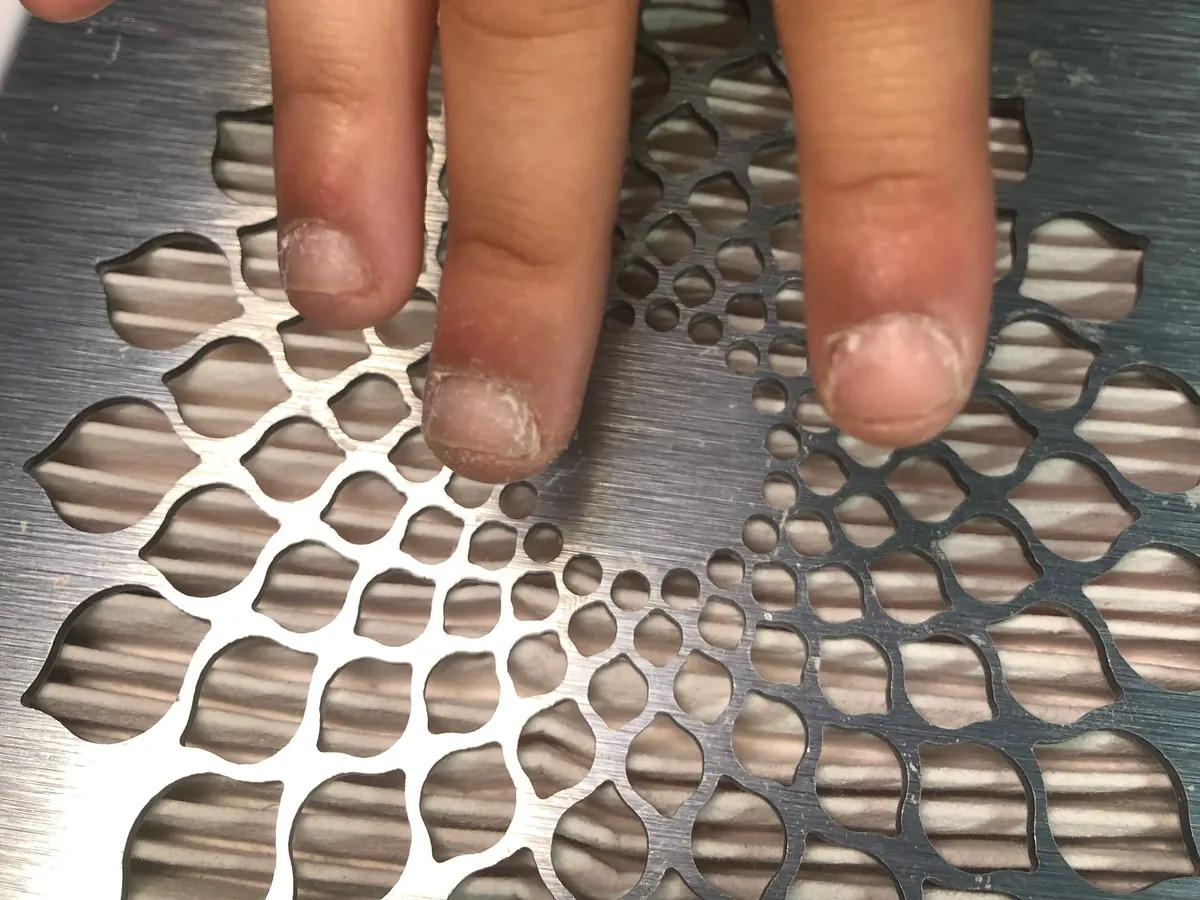 Ongles courts et rongés, cuticules irrégulières, avant la pose