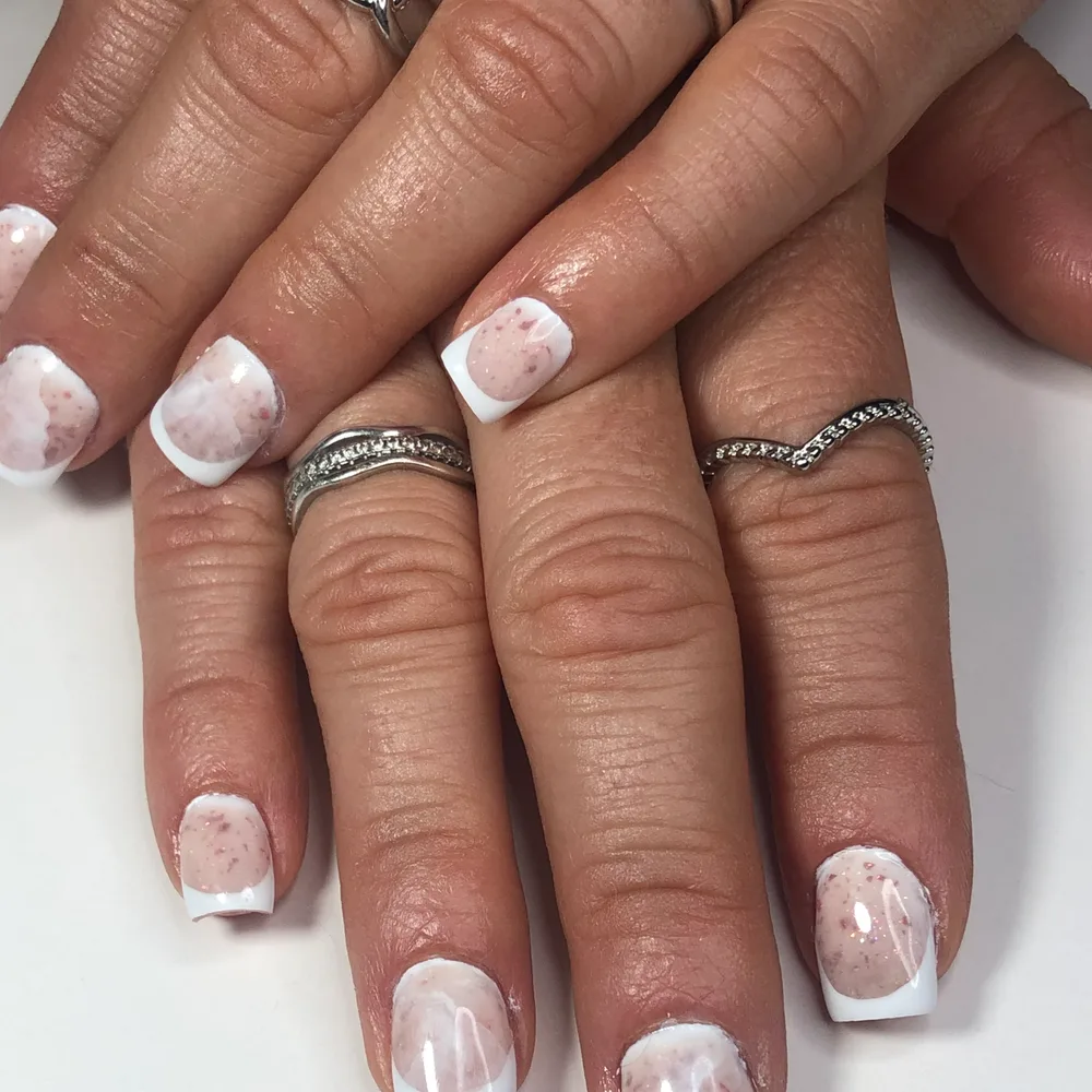 Pose gel carrée courte, french blanche épaisse et base rosée veinée façon marbre
