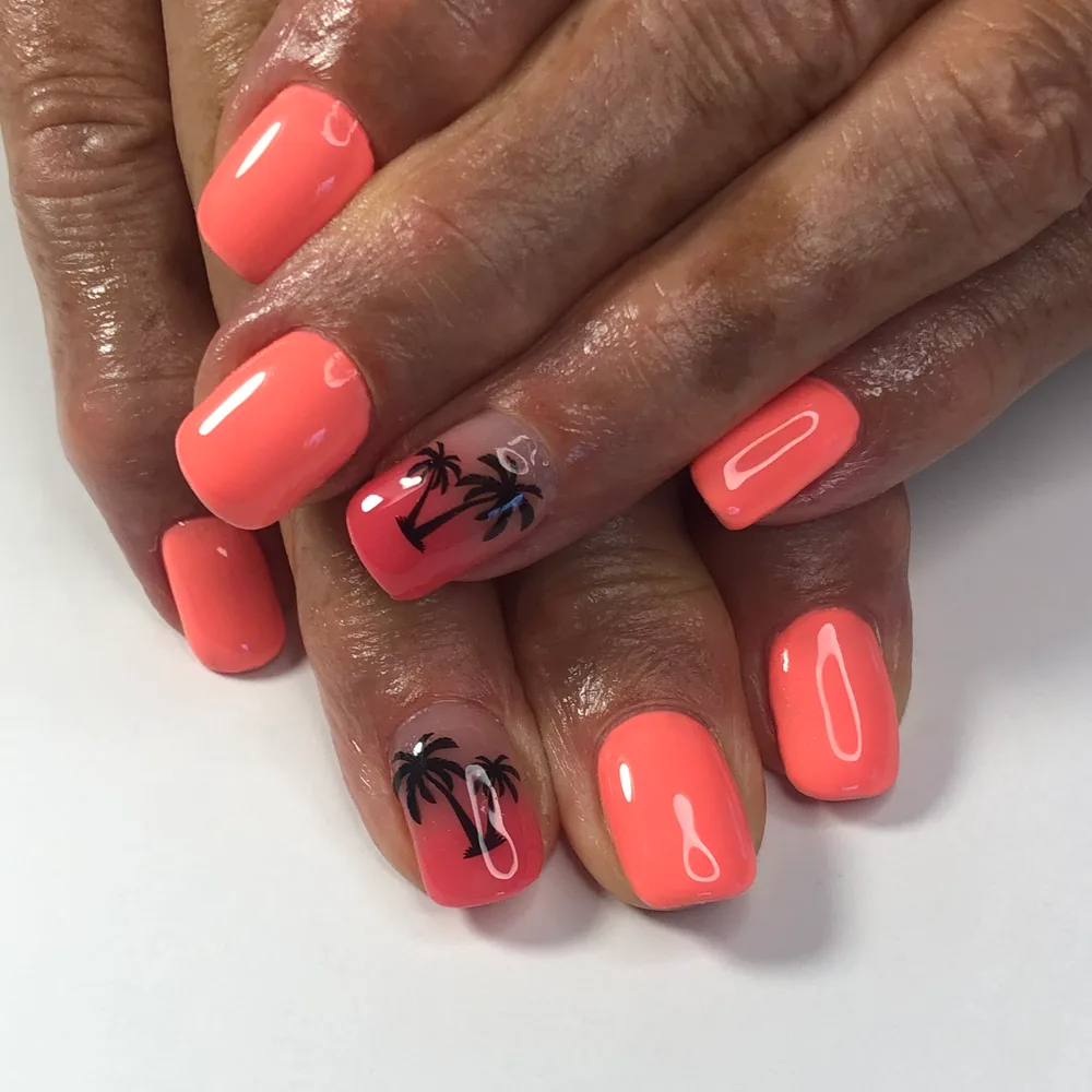 Semi-permanent corail vif sur ongles carrés courts, deux ongles à palmiers noirs sur fond transparent