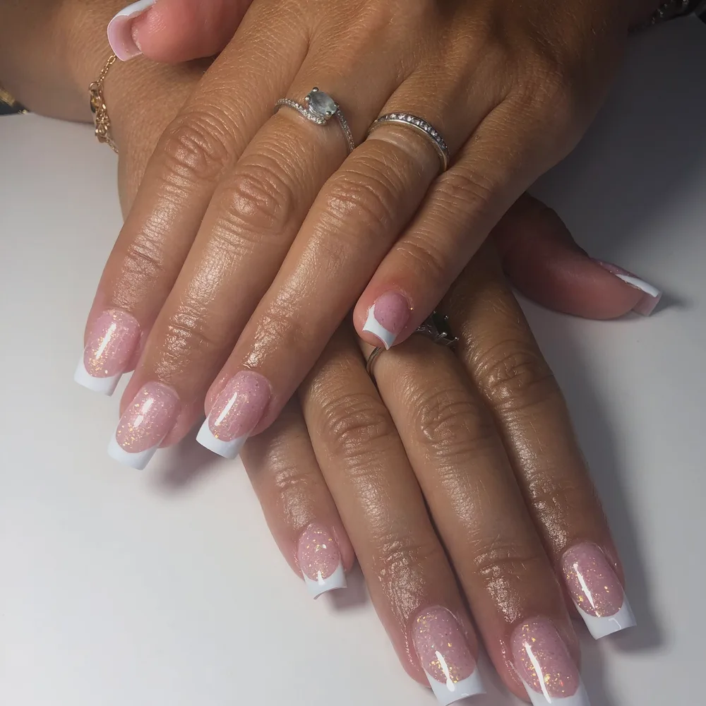 Rallongement carré long, french blanche et base rosée parsemée de paillettes dorées
