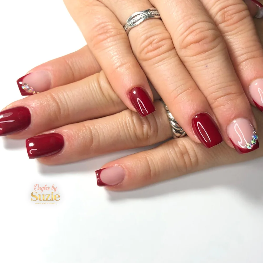 Pose gel carrée courte, french bordeaux brillante alternée avec des ongles pleins, strass irisés sur deux ongles