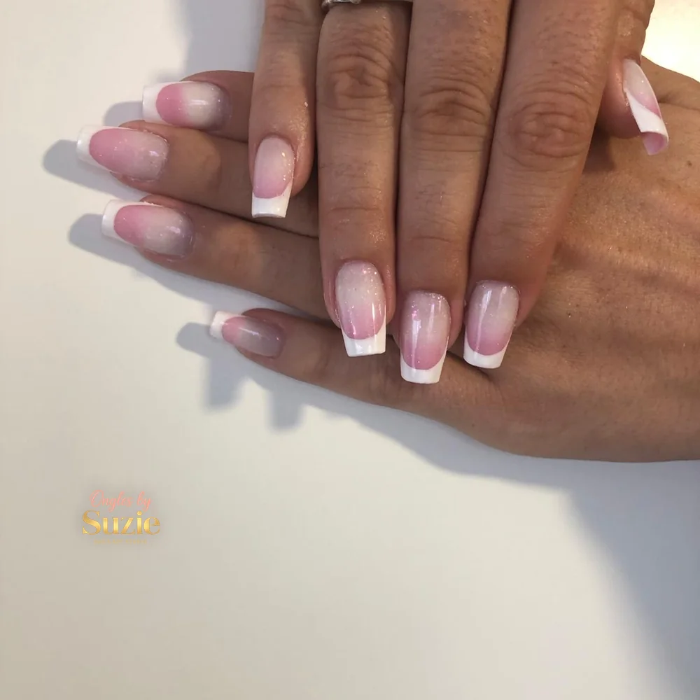 Rallongement carré long en dégradé baby boomer rose pailleté, french blanche nette sur chaque ongle